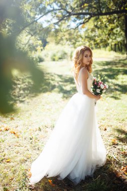 Güzel, şık bir gelin. Evlilikten. Mutlu yeni evli kadın.