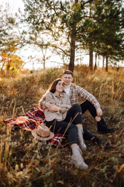 Genç aşık bir çift bir sonbahar günü parkta yürür. Birlikte eğleniyoruz..