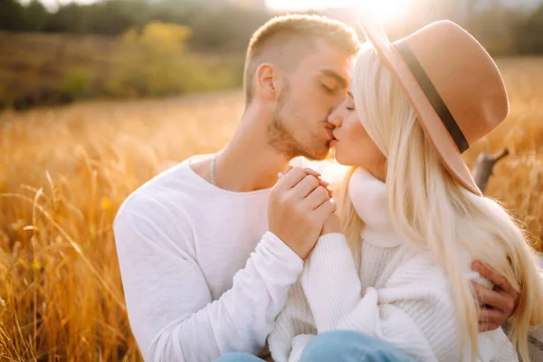 Pasangan Muda Beristirahat Alam Cuaca Musim Gugur Relaksasi Pemuda Cinta — Stok Foto