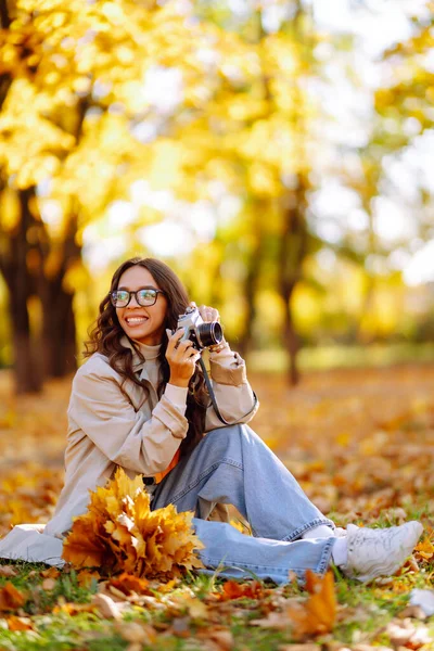 Portrait Beautiful Woman Taking Pictures Autumn Forest Smiling Woman Enjoying — Stock Photo, Image