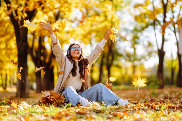 Retrato Mulher Bonita Tirando Fotos Floresta Outono Mulher Sorridente Desfrutando — Fotografia de Stock
