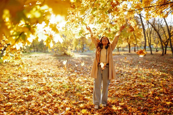Portrait Beautiful Woman Taking Pictures Autumn Forest Smiling Woman Enjoying — Stock Photo, Image