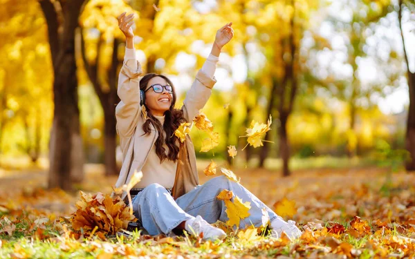 Jovem Parque Dia Ensolarado Outono Sorrindo Divertindo Com Folhas Moda — Fotografia de Stock