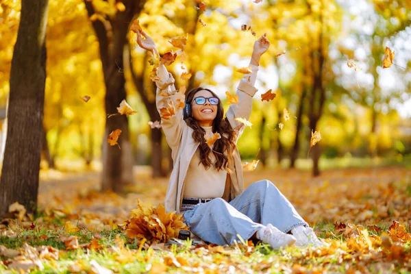 Ung Kvinna Parken Solig Höstdag Leende Kul Med Löv Höstmode — Stockfoto