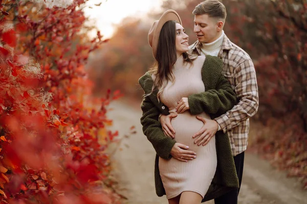 Glückliches Und Junges Schwangeres Paar Herbstpark Menschen Lebensstil Entspannung Und — Stockfoto