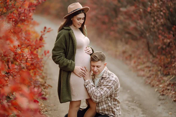 Glückliches Und Junges Schwangeres Paar Herbstpark Menschen Lebensstil Entspannung Und — Stockfoto