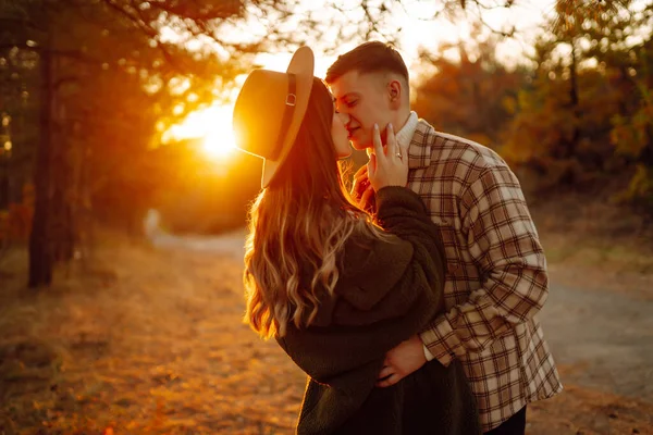 一对年轻夫妇在日落时散步和拥抱在秋天的公园里很开心 生活方式 放松和度假概念 — 图库照片