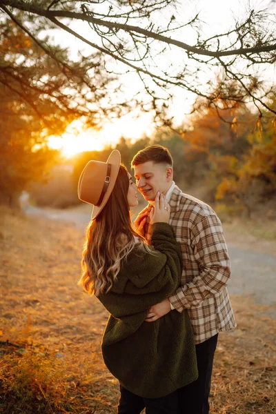 Junges Paar Beim Spazierengehen Und Kuscheln Herbstpark Bei Sonnenuntergang Menschen — Stockfoto