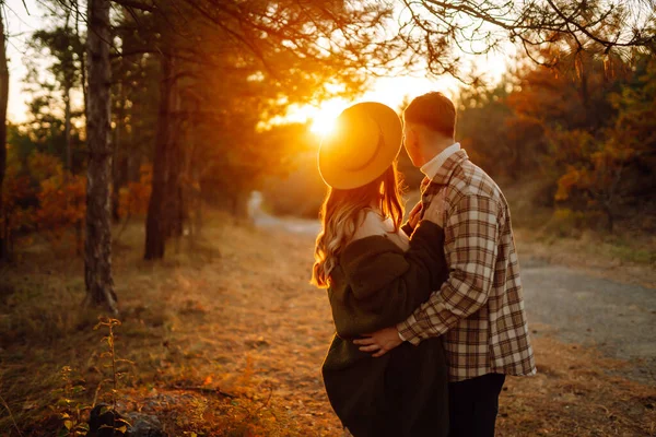 Junges Paar Beim Spazierengehen Und Kuscheln Herbstpark Bei Sonnenuntergang Menschen — Stockfoto