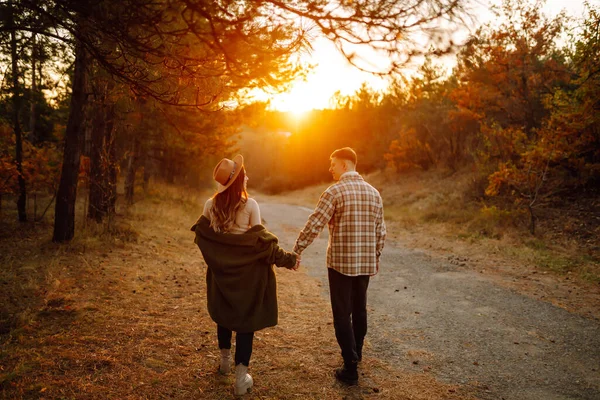 一对年轻夫妇在日落时散步和拥抱在秋天的公园里很开心 生活方式 放松和度假概念 — 图库照片