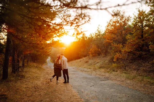 Casal Jovem Divertindo Andando Abraçando Parque Outono Pôr Sol Pessoas — Fotografia de Stock