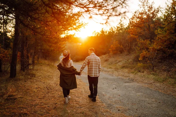Günbatımında Genç Çift Sonbahar Parkında Yürüyüp Sarılıyor Nsanlar Yaşam Tarzı — Stok fotoğraf