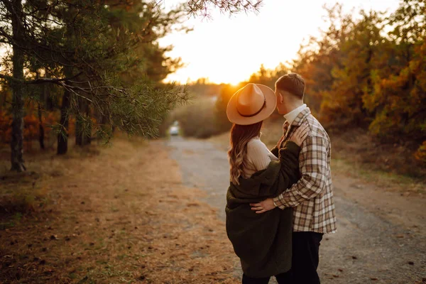 Casal Jovem Divertindo Andando Abraçando Parque Outono Pôr Sol Pessoas — Fotografia de Stock