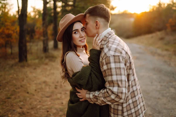 Casal Jovem Divertindo Andando Abraçando Parque Outono Pôr Sol Pessoas — Fotografia de Stock