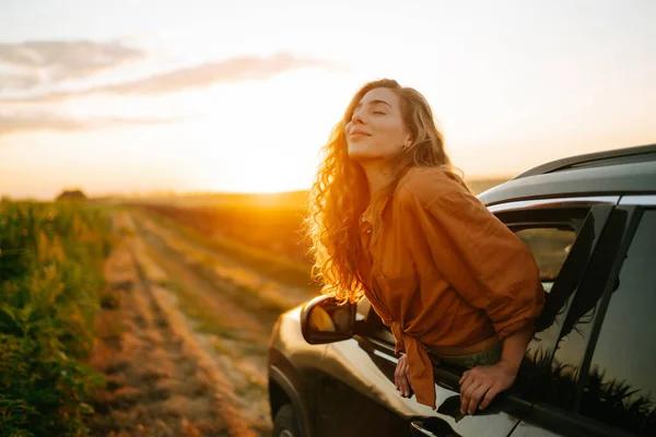 Mujer Joven Está Descansando Disfrutando Puesta Sol Coche Estilo Vida —  Fotos de Stock