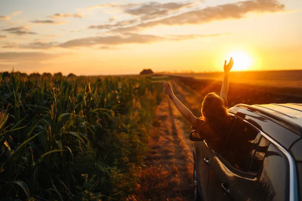 Genç Bayan Dinleniyor Arabada Günbatımının Tadını Çıkarıyor Yaşam Tarzı Seyahat — Stok fotoğraf