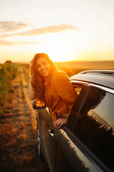 Genç Bayan Dinleniyor Arabada Günbatımının Tadını Çıkarıyor Yaşam Tarzı Seyahat — Stok fotoğraf
