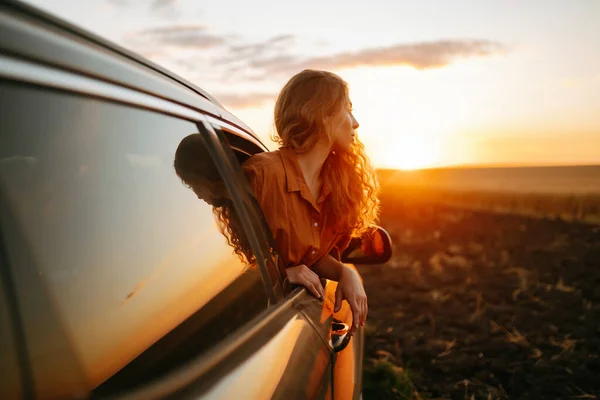 Молода Жінка Відпочиває Насолоджується Заходом Сонця Машині Стиль Життя Подорожі — стокове фото