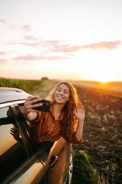 Hora Selfie Mujer Joven Haciendo Selfie Disfrutando Puesta Sol Coche —  Fotos de Stock