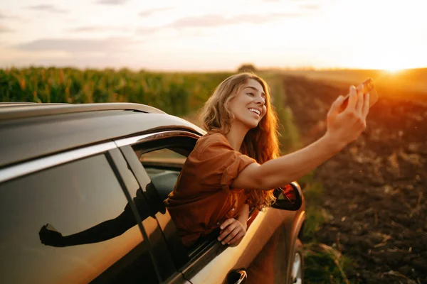 Hora Selfie Jovem Mulher Fazendo Selfie Desfrutando Pôr Sol Carro — Fotografia de Stock