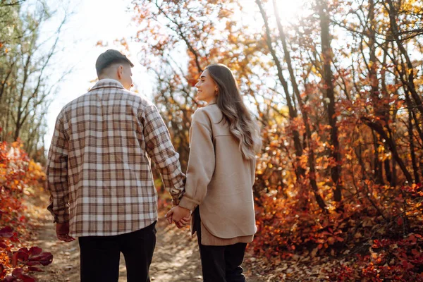 Pasangan Muda Jatuh Cinta Berjalan Taman Pada Hari Musim Gugur — Stok Foto