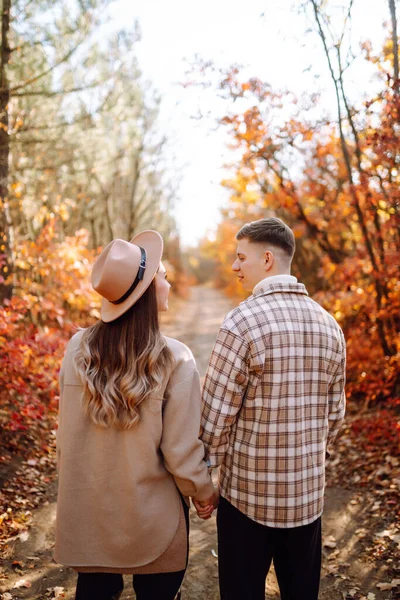 Young Couple Love Walking Park Autumn Day Enjoying Time Together — Stock Photo, Image