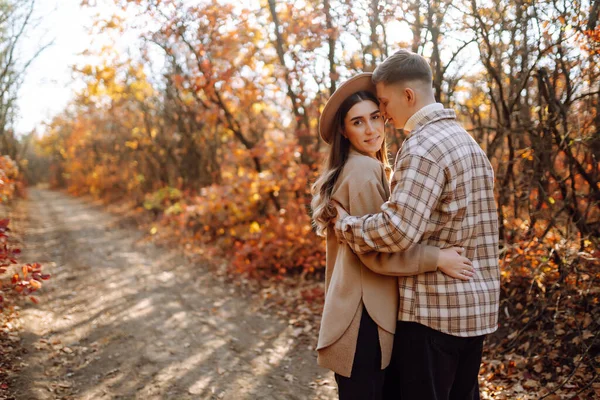 Pareja Joven Enamorada Caminando Parque Día Otoño Disfrutando Del Tiempo —  Fotos de Stock