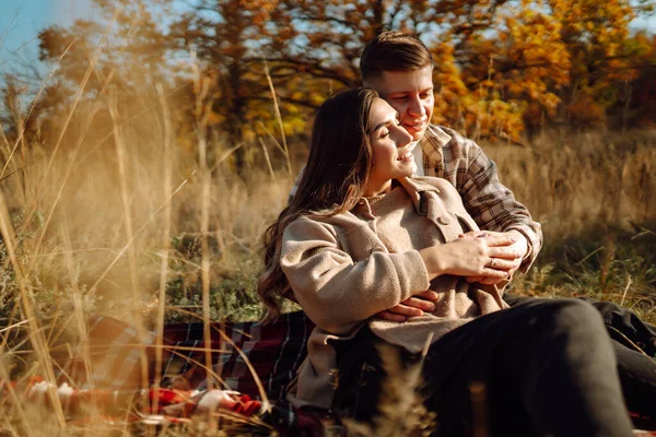 Jeune Couple Amoureux Marchant Dans Parc Jour Automne Profiter Temps — Photo