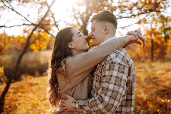 Pareja Joven Enamorada Caminando Parque Día Otoño Disfrutando Del Tiempo —  Fotos de Stock