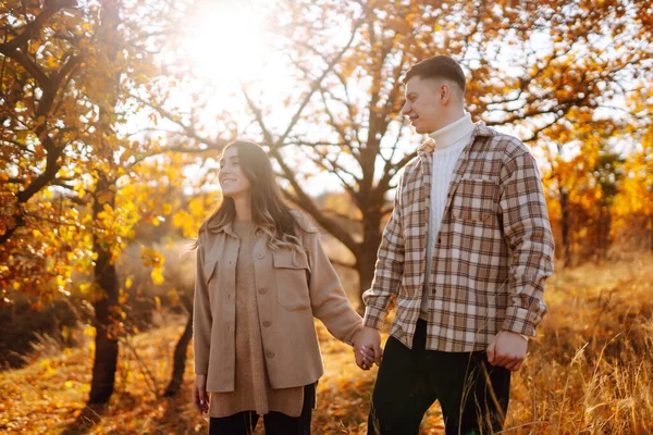 Pareja Joven Enamorada Caminando Parque Día Otoño Disfrutando Del Tiempo — Foto de Stock