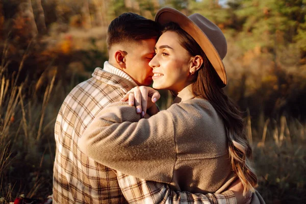 Jong Stel Verliefd Wandelen Het Park Een Herfstdag Genieten Van — Stockfoto