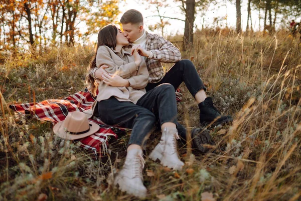 Genç aşık bir çift bir sonbahar günü parkta yürür. Birlikte eğleniyoruz..