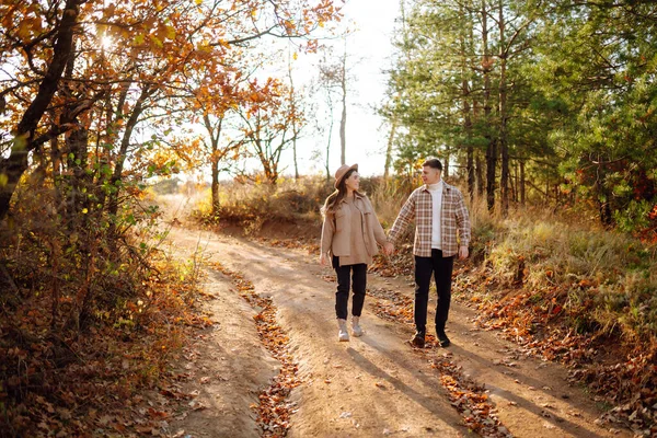 Pareja Joven Enamorada Caminando Parque Día Otoño Disfrutando Del Tiempo — Foto de Stock