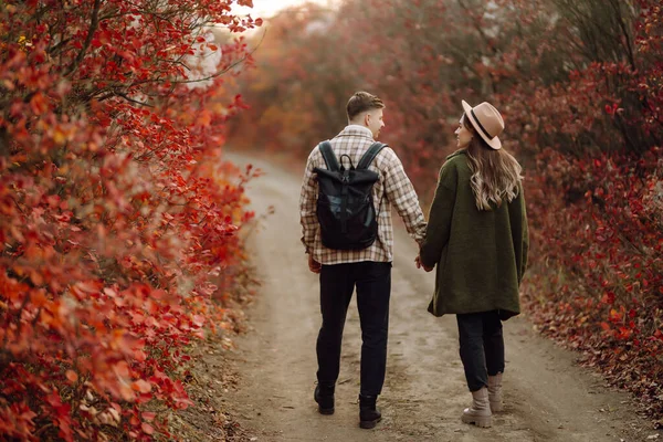 Genç Aşık Bir Çift Bir Sonbahar Günü Parkta Yürür Birlikte — Stok fotoğraf