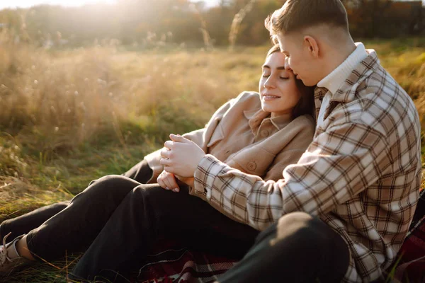Glada Par Som Älskar Att Parken Höstdag Avkoppling Ungdom Kärlek — Stockfoto