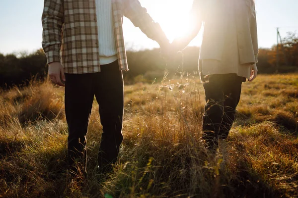 在秋天的一天 一对恋爱中的快乐的夫妇在公园里散步 生活方式概念 — 图库照片