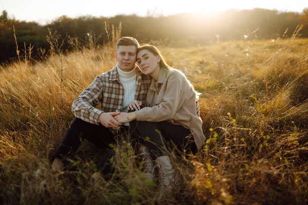 Mutlu Çift Bir Sonbahar Günü Parkta Yürür Rahatlama Gençlik Aşk — Stok fotoğraf