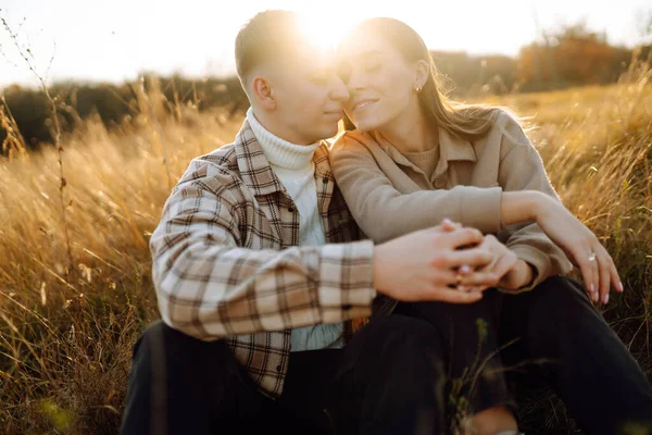 Pasangan Bahagia Jatuh Cinta Berjalan Taman Pada Hari Musim Gugur — Stok Foto