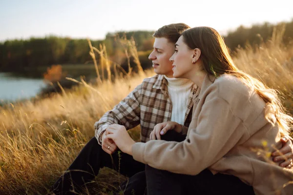 Joyeux Couple Amoureux Marchant Dans Parc Jour Automne Relaxation Jeunesse — Photo