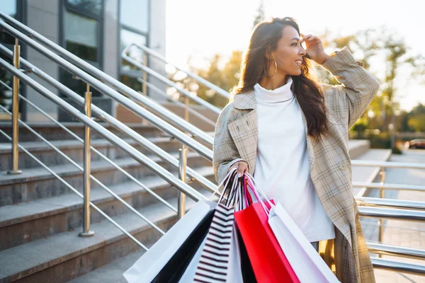 Jonge Vrouw Met Boodschappentassen Die Straat Loopt Aankopen Zwarte Vrijdag — Stockfoto