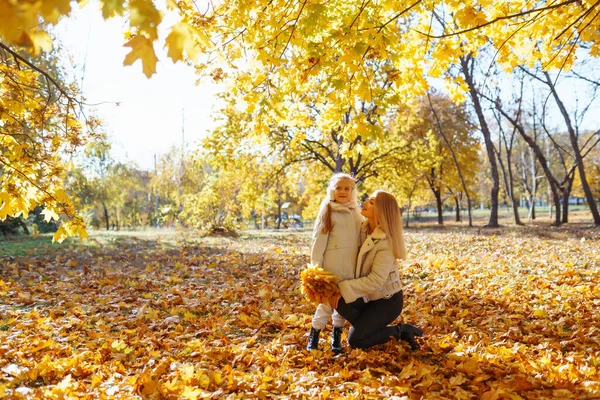 Młoda Matka Córka Spacerują Parku Cieszą Się Piękną Jesienną Przyrodą — Zdjęcie stockowe