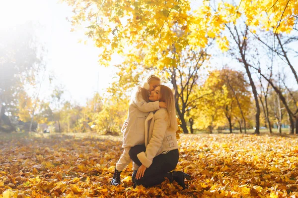 年轻的母亲和女儿在公园里散步 欣赏美丽的秋天的大自然 — 图库照片