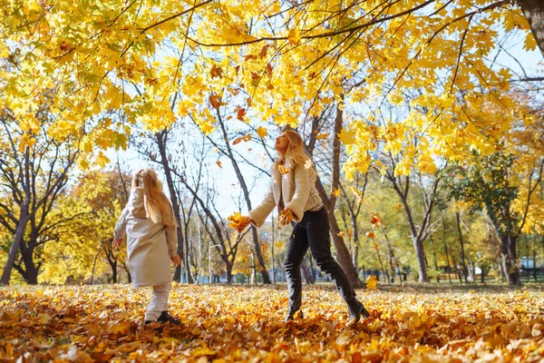 Genç Anne Kızı Parkta Yürüyor Güzel Sonbahar Doğasının Tadını Çıkarıyorlar — Stok fotoğraf