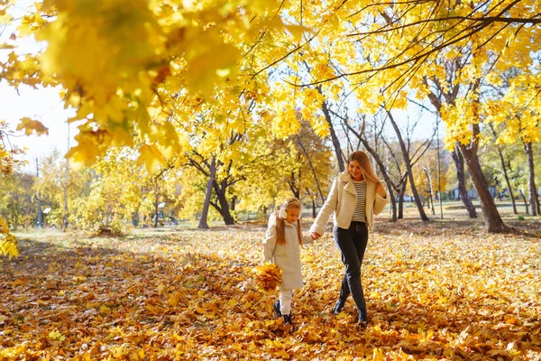 Genç Anne Kızı Parkta Yürüyor Güzel Sonbahar Doğasının Tadını Çıkarıyorlar — Stok fotoğraf