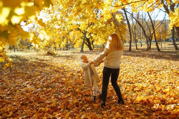 Młoda Matka Córka Spacerują Parku Cieszą Się Piękną Jesienną Przyrodą — Zdjęcie stockowe