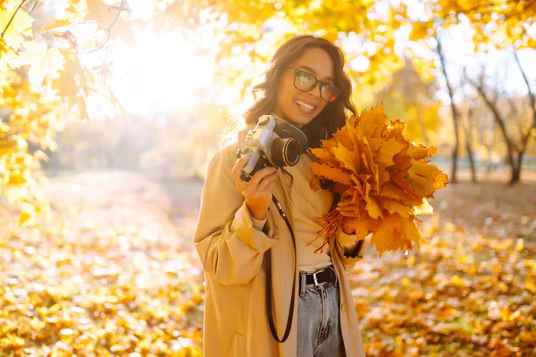 Belle Femme Prenant Des Photos Dans Forêt Automne Repos Détente — Photo