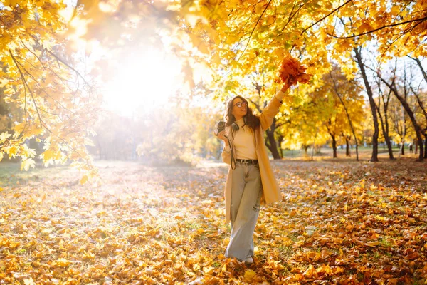 美しい女性は秋の森の中で写真を撮る リラクゼーション ライフスタイルのコンセプト — ストック写真