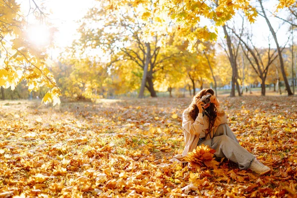 Hermosa Mujer Tomando Fotos Bosque Otoño Descanso Relajación Turismo Concepto —  Fotos de Stock