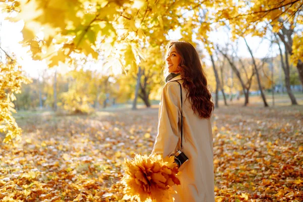 美しい女性は秋の森の中で写真を撮る リラクゼーション ライフスタイルのコンセプト — ストック写真