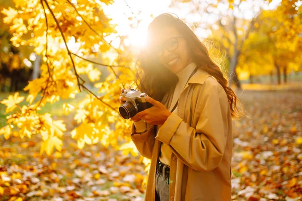 Beautiful Woman Taking Pictures Autumn Forest Rest Relaxation Tourism Lifestyle — Stock Photo, Image